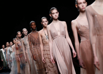 Женская мода предстоящего периода стремится к яркости и становится жизнерадостной