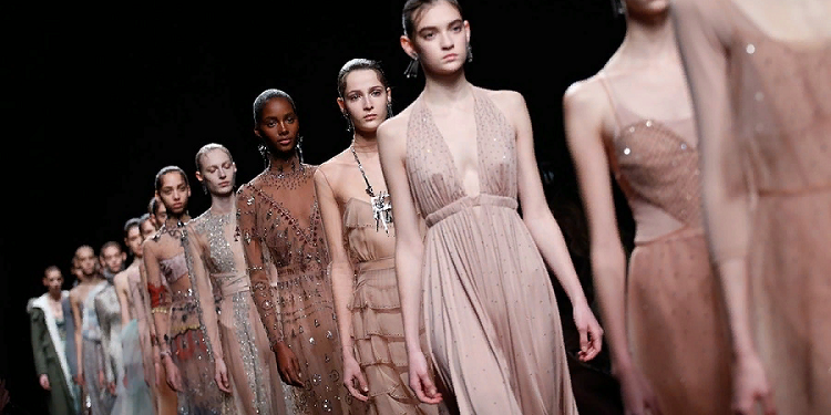 Женская мода предстоящего периода стремится к яркости и становится жизнерадостной