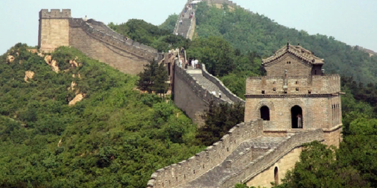 Одна из самых больших сторожевых башней Великой китайской стены готова встретить посетителей