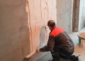 Штукатурка стен по маякам: правила и этапы