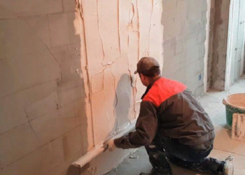 Штукатурка стен по маякам: правила и этапы