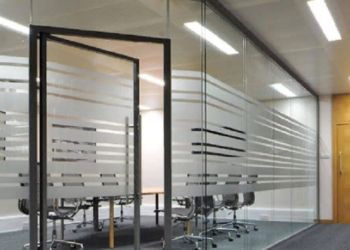 Особенности и правила тонировки стеклянных перегородок