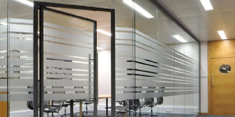 Особенности и правила тонировки стеклянных перегородок