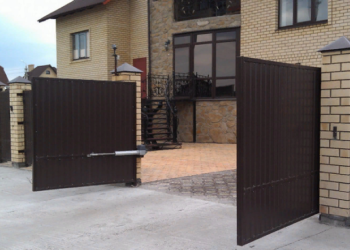 Особенности монтажа и достоинства распашных ворот