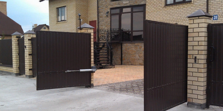 Особенности монтажа и достоинства распашных ворот