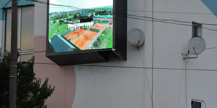 Монтаж светодиодных уличных экранов и советы