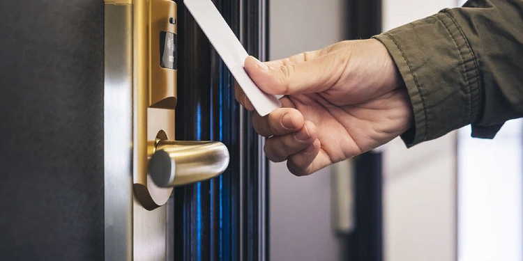 Электронные замки для гостиниц: виды и выбор, установка