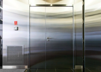 Плюсы противопожарной двери из нержавеющей стали