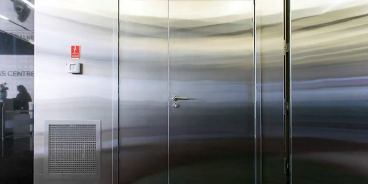 Плюсы противопожарной двери из нержавеющей стали