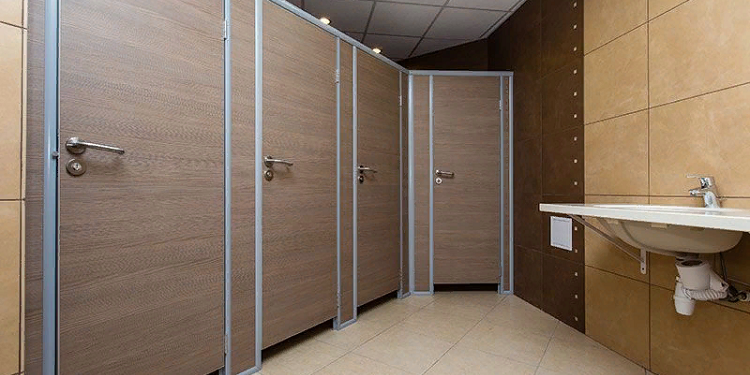 Виды и установка сантехнической перегородки