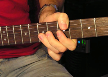 Как правильно выполнить постановку рук для игры на гитаре