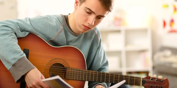 Как научиться играть на гитаре и рекомендации