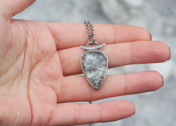 Серебряные кулоны: достоинства, виды и выбор