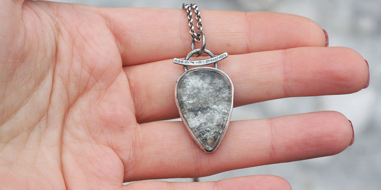 Серебряные кулоны: достоинства, виды и выбор