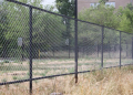 Особенности и правила установки забора из сетки рабицы