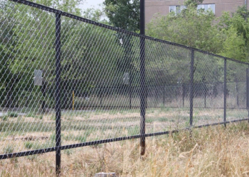 Особенности и правила установки забора из сетки рабицы