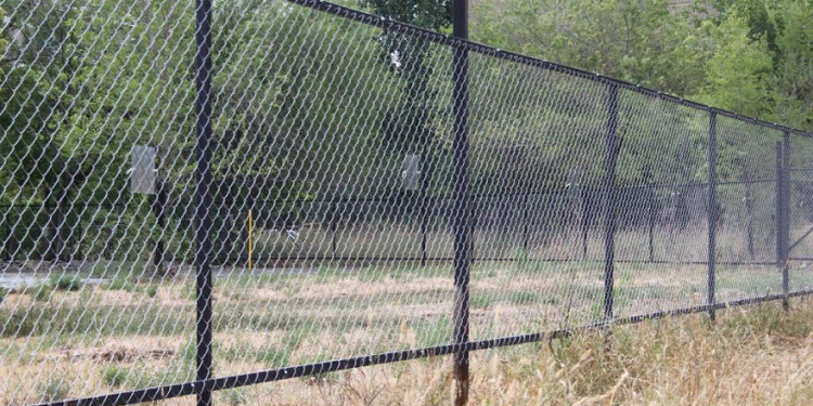 Особенности и правила установки забора из сетки рабицы