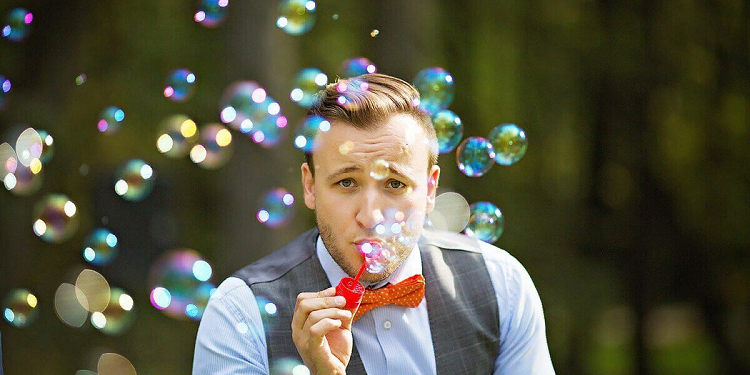 Как выбирать ведущего на праздник: правила и советы