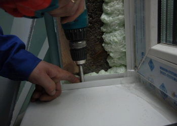 Установка окна своими руками: правила и этапы