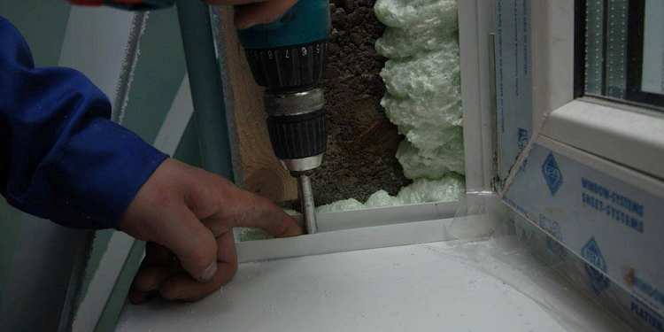 Установка окна своими руками: правила и этапы