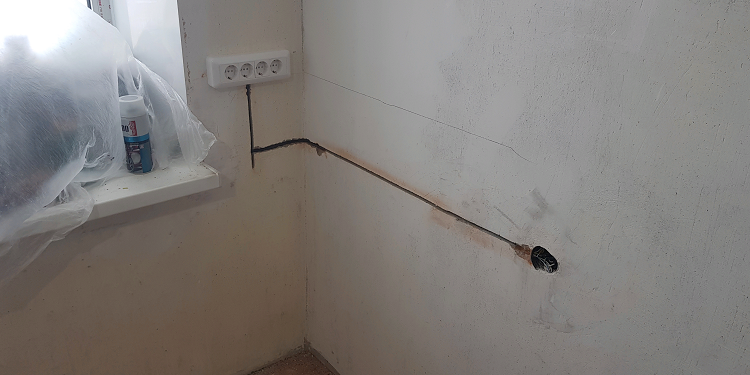 Как выполнить перенос розетки на кухне и рекомендации