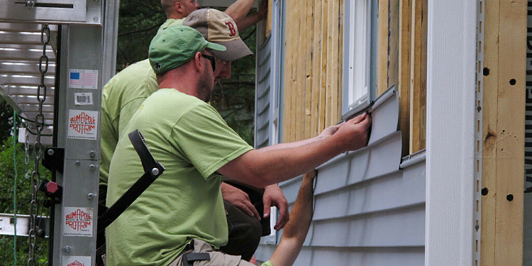 Отделка домов сайдингом: правила и главные плюсы