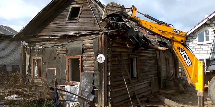 Как осуществляется демонтаж старого дома: этапы