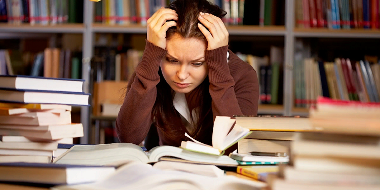 Замовити дипломну роботу: вигоди та ризики з погляду етики, освіти та закону