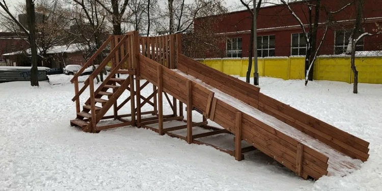 Зимняя горка для детей: виды и критерии выбора