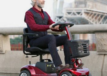 Электросамокат для пожилых людей: достоинства и выбор