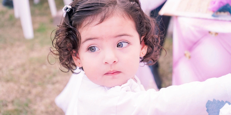 Как выбрать безопасные и красивые серьги гвоздики ребенку