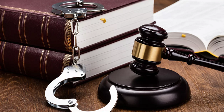Адвокат по уголовным делам: как найти и чем может помочь