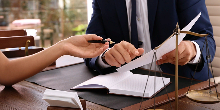 Чим зможе допомогти військовий юрист та його обов’язки