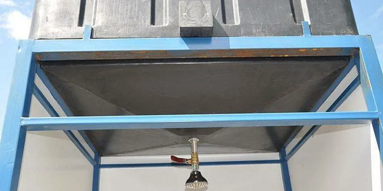 Особенности и варианты крепления пластикового бака для душа