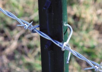 Особенности и варианты крепления колючей проволоки
