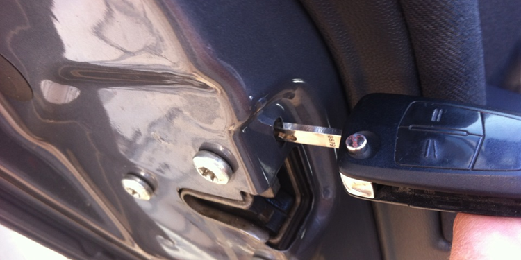 Не работает центральный замок автомобиля: что делать и как вскрыть авто