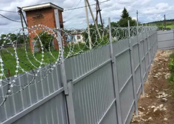 Колючая проволока для забора: достоинства и установка