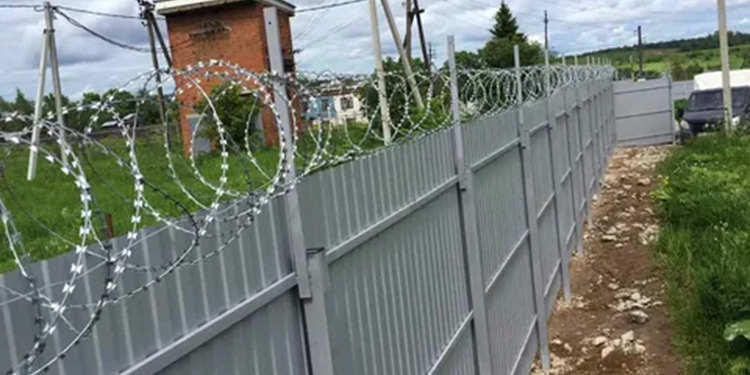 Колючая проволока для забора: достоинства и установка