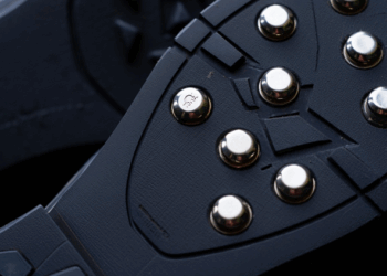 Эффективная защита от гололеда: как выбрать и использовать шипы для обуви зимой