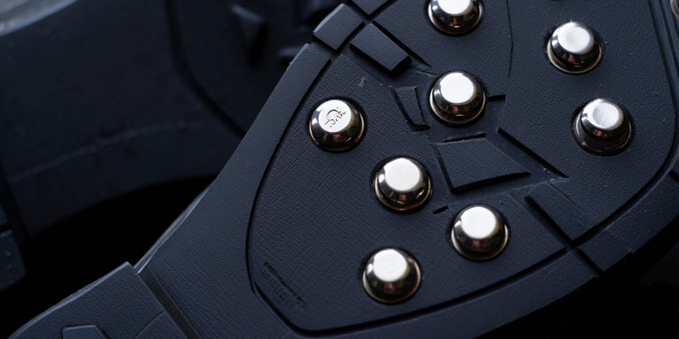 Эффективная защита от гололеда: как выбрать и использовать шипы для обуви зимой