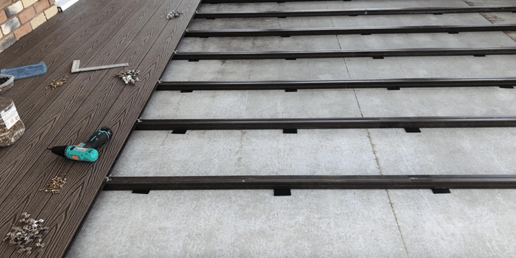 Монтаж террасной доски: что нужно знать, правила и советы