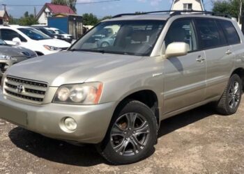 The Crossover Pioneer: Revisiting the First-Gen Toyota Highlander