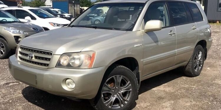 The Crossover Pioneer: Revisiting the First-Gen Toyota Highlander
